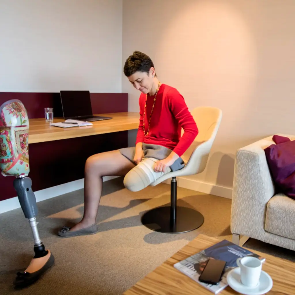 Женщина одевает протез Ossur