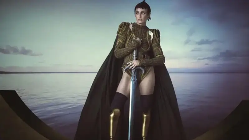 Лорен Вассер во всей своей красе в календаре Pirelli на 2023 год с изображением Жанны Д'Арк