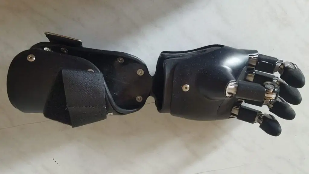 Протез кисти с микропроцессорным управлением