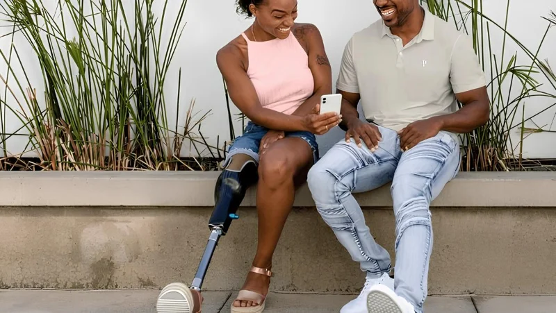 Мужчина и женщина на протезе