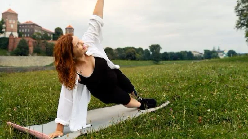 Женщина на протезе занимается йогой