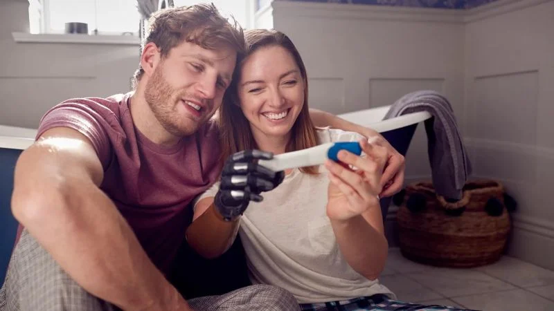 Беременная женщина с протезом