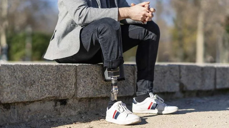 Как носить брюки с протезом ноги