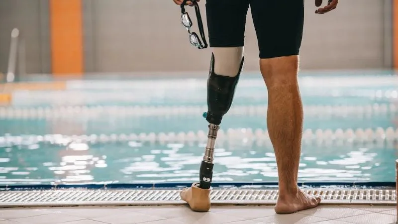 Можно ли плавать с протезом ноги?