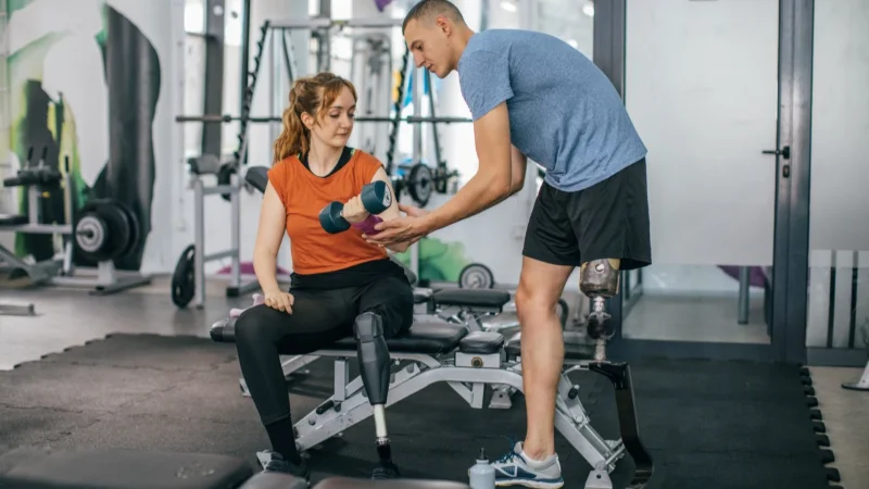 Пара ампутантов в тренажерном зале