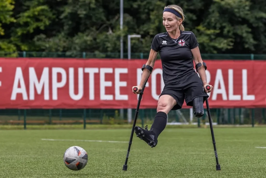 Ребекка Легон играет в футбол