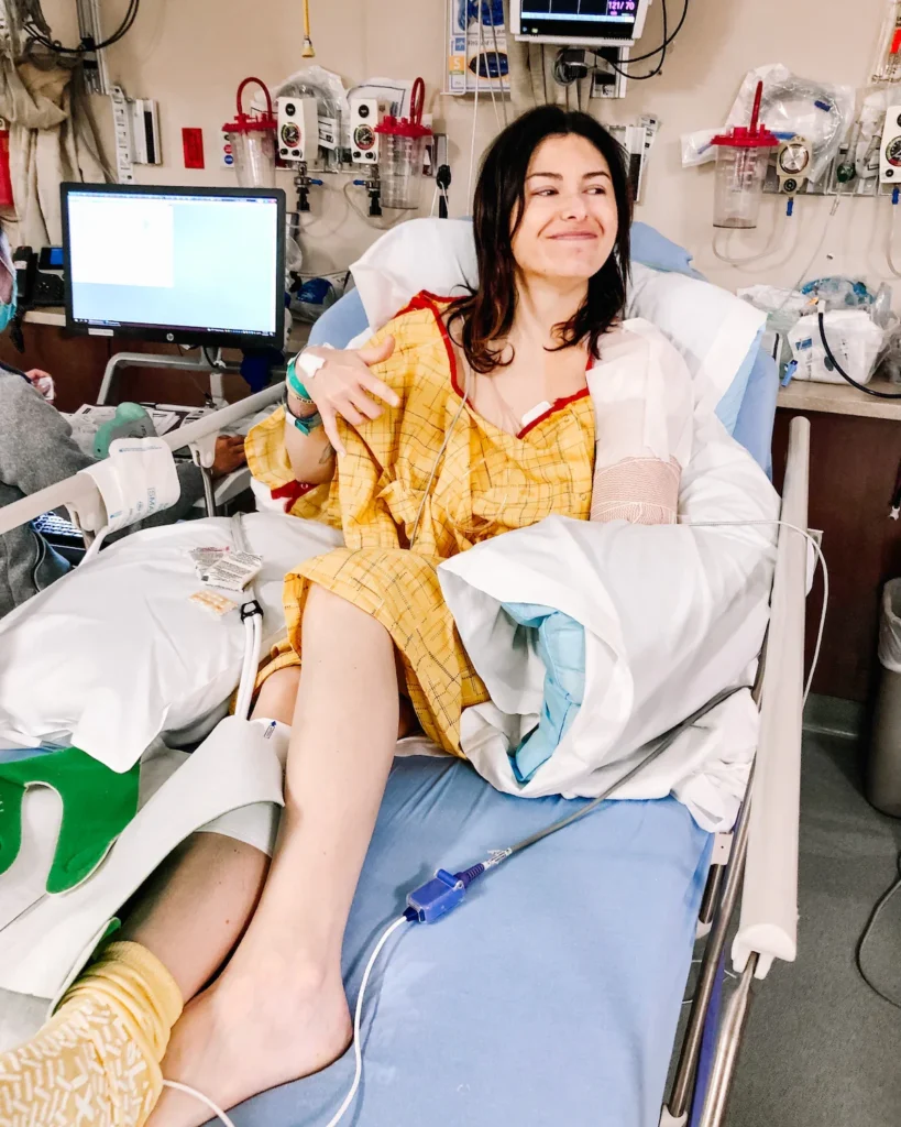 Тоскано примерно через 15 минут после того, как она очнулась после ампутации в медицинском центре «Аврора» в декабре 2021 года.