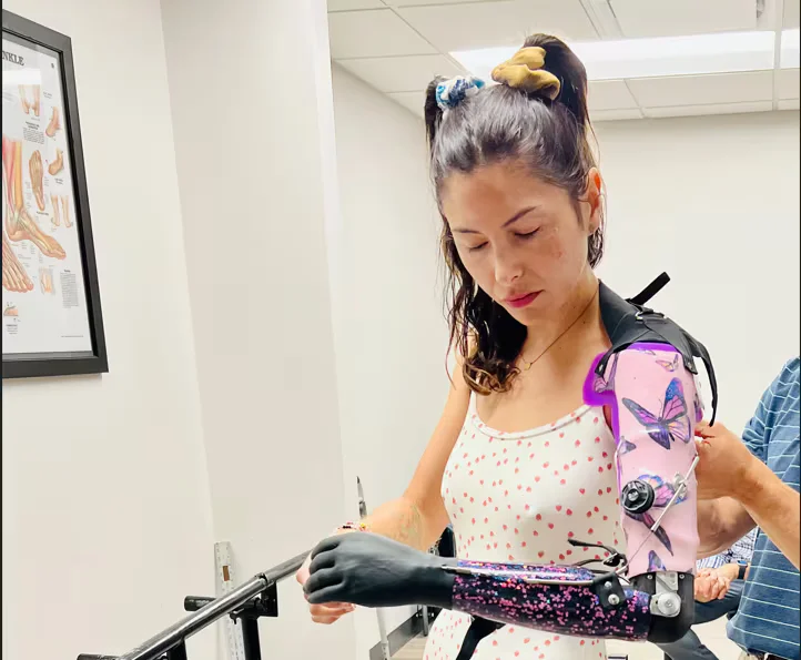 В августе Тоскано проходит окончательную коррекцию руки в клинике Hanger Clinic в Денвере. 