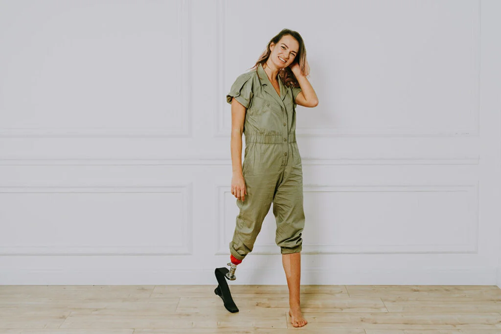 Женщина с протезом ноги